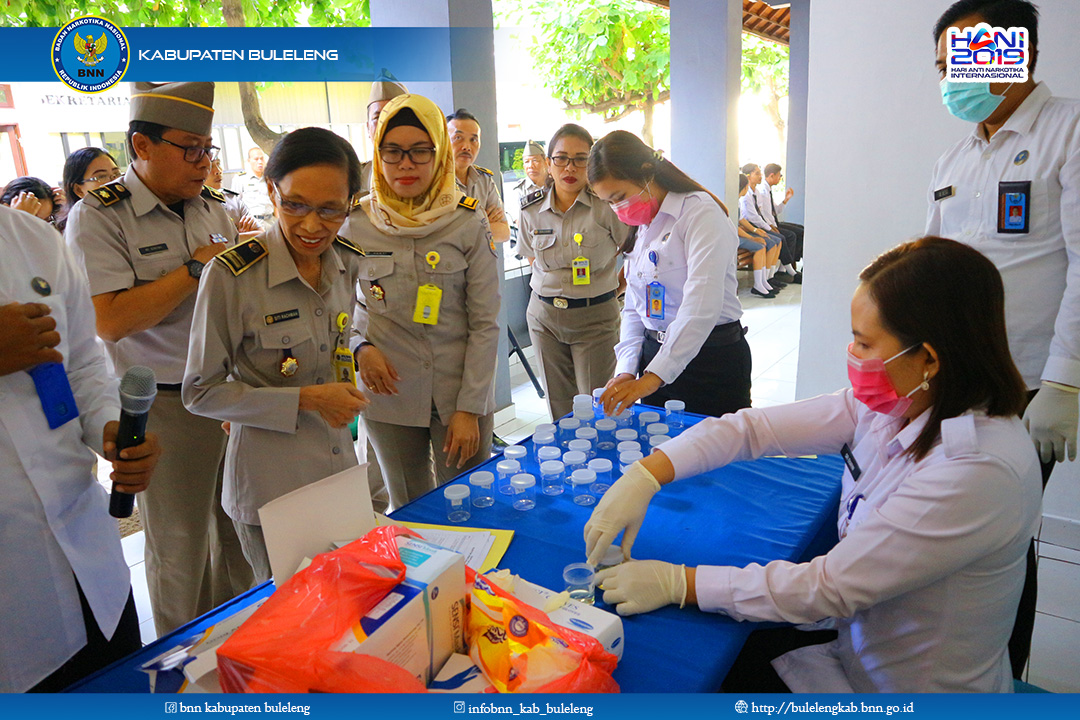 PEMBERDAYAAN MASYARAKAT ANTI NARKOBA MELALUI TES URINE DI KANTOR BPN SINGARAJA